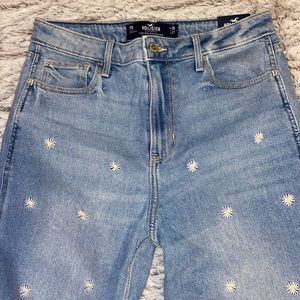 Hollister Ultra High-Rise Mom Jeans
